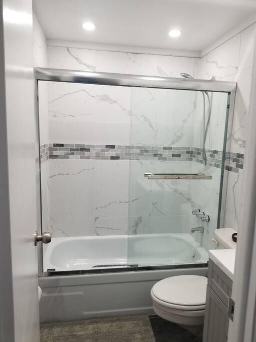 Beautiful cottage near Lake Louisa & mins from Disney, Vehicle Rental Available