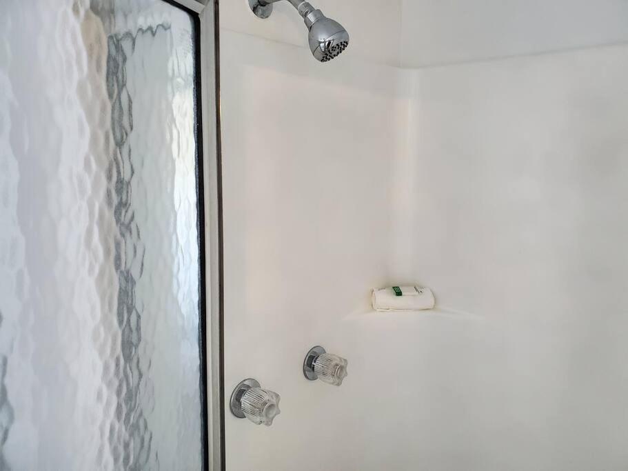 Beautiful cottage near Lake Louisa & mins from Disney, Vehicle Rental Available