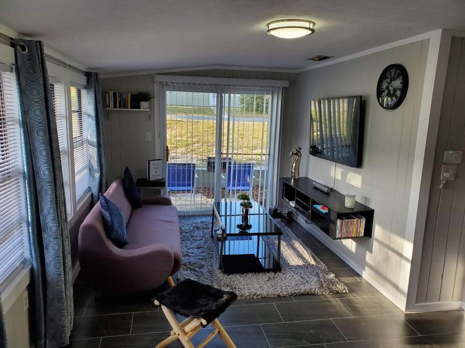 Beautiful cottage near Lake Louisa & mins from Disney, Vehicle Rental Available