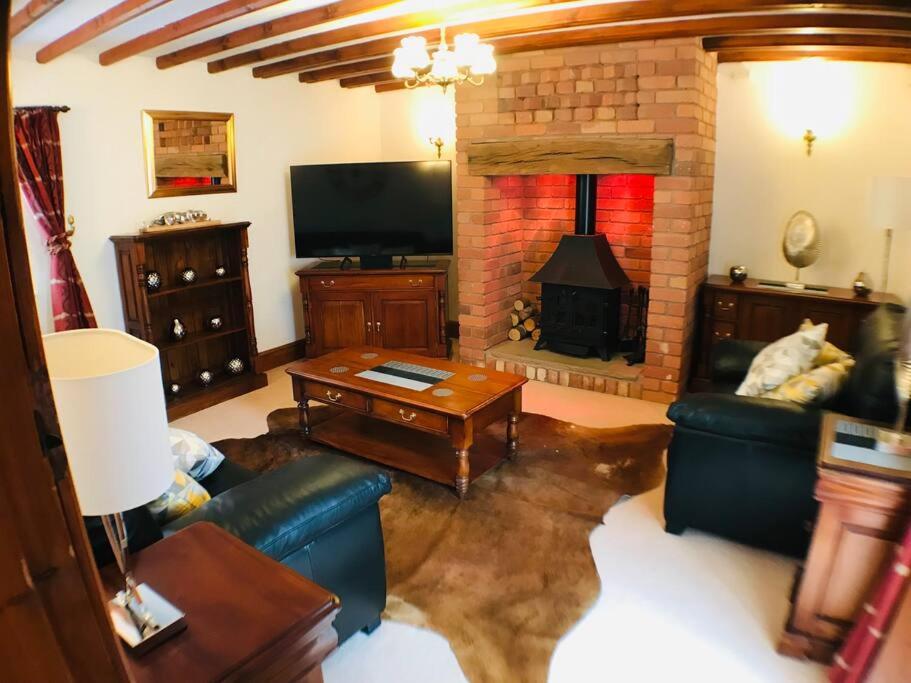 Classy 2 Bed Near Alton Towers, Polar Bears, Peak District