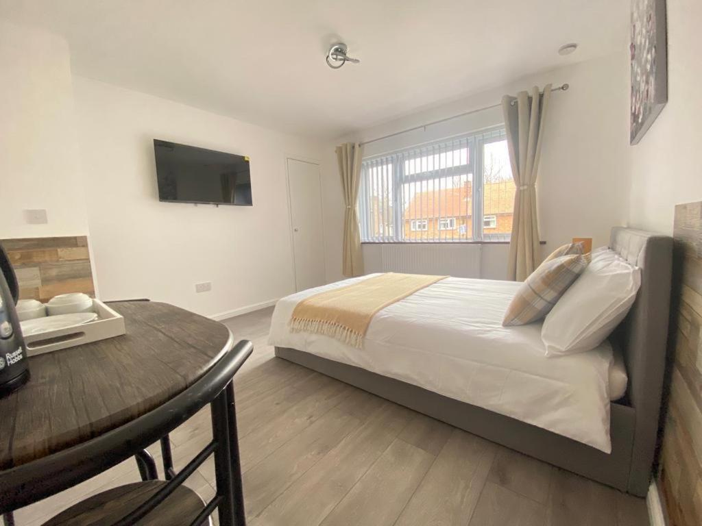 Gatwick Deluxe En-suite Rooms