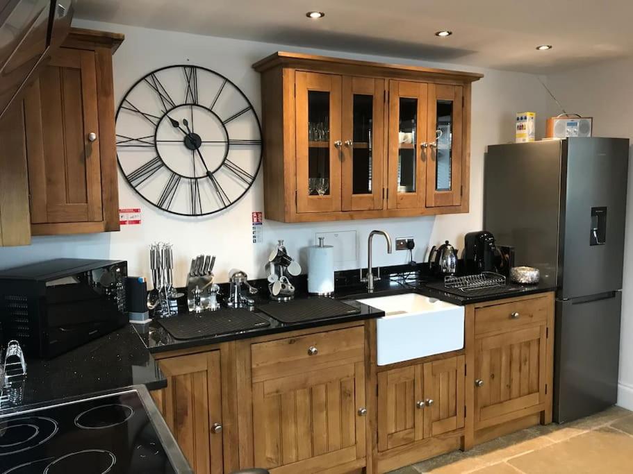 Stylish 2 Bed Near Alton Towers, Polar Bears, Peak District