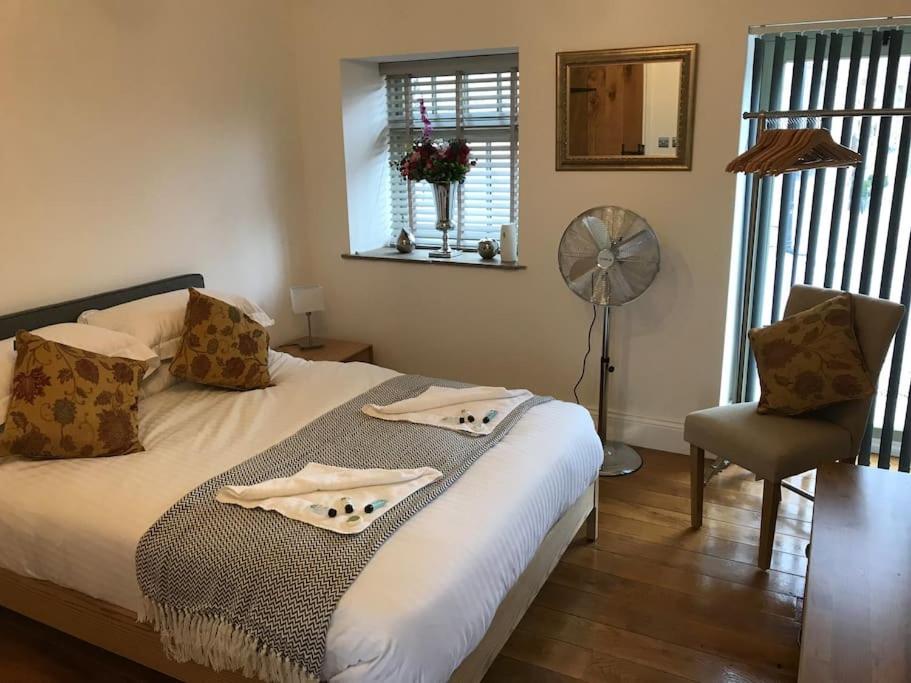 Stylish 2 Bed Near Alton Towers, Polar Bears, Peak District