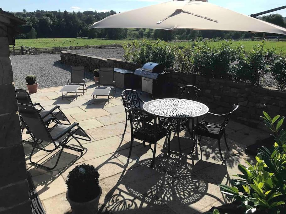 Stylish 2 Bed Near Alton Towers, Polar Bears, Peak District