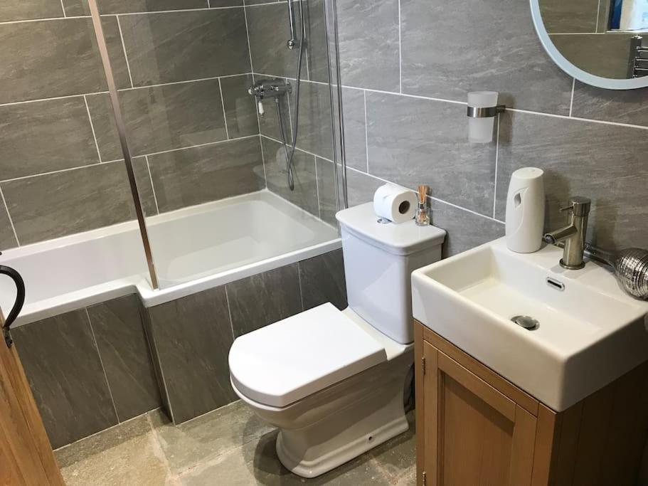 Stylish 2 Bed Near Alton Towers, Polar Bears, Peak District