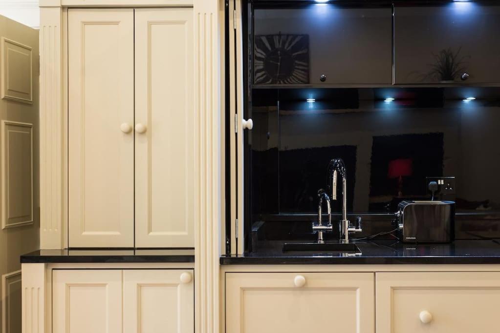 self catering , city centre apartment with Parking