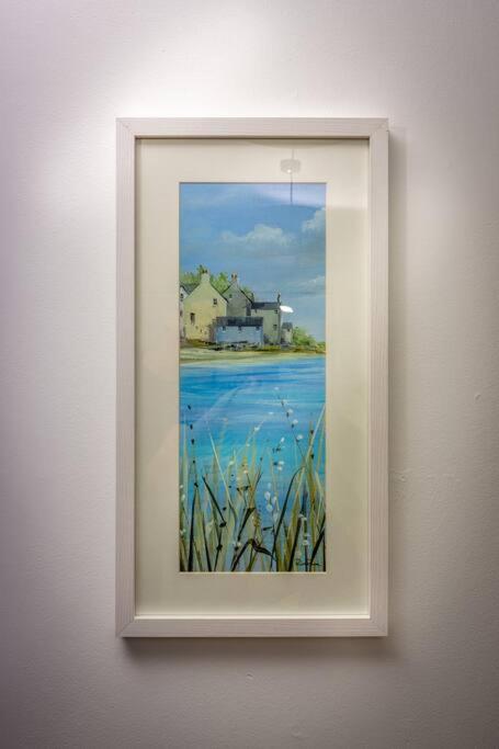 Modern bright studio apartment in south Glasgow