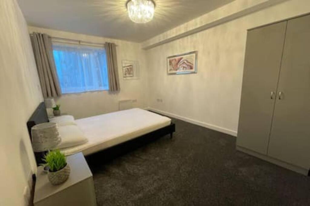 Moda Wigan 2 - Stylish 2 Bed in Central Wigan