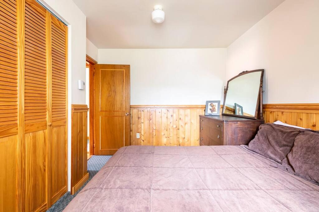 Country cottage on the banks of the Red River