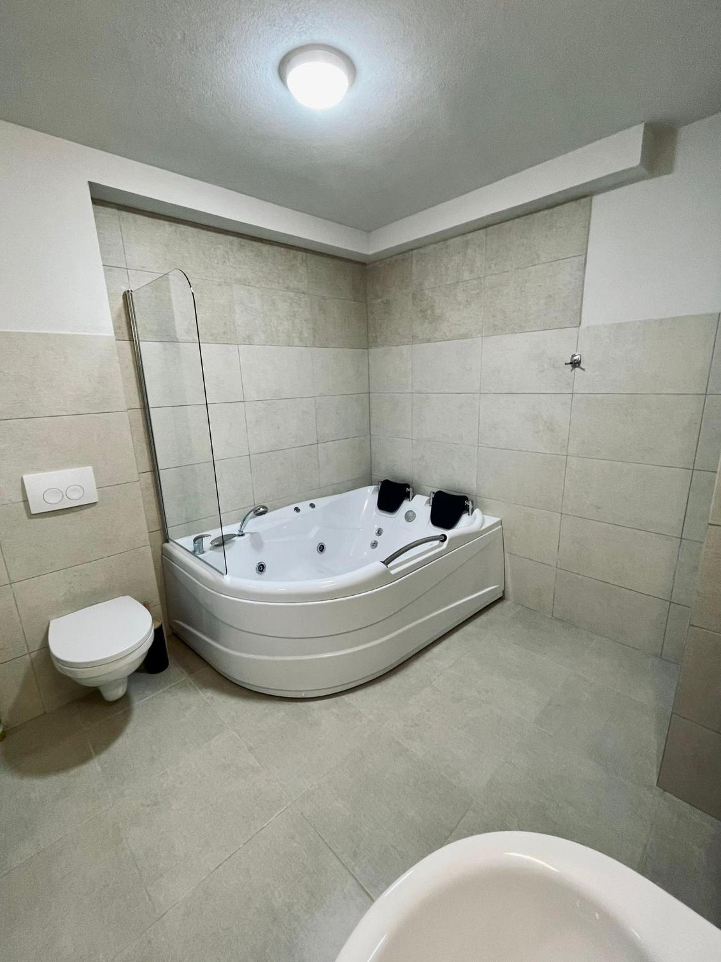 King Room with Spa Bath