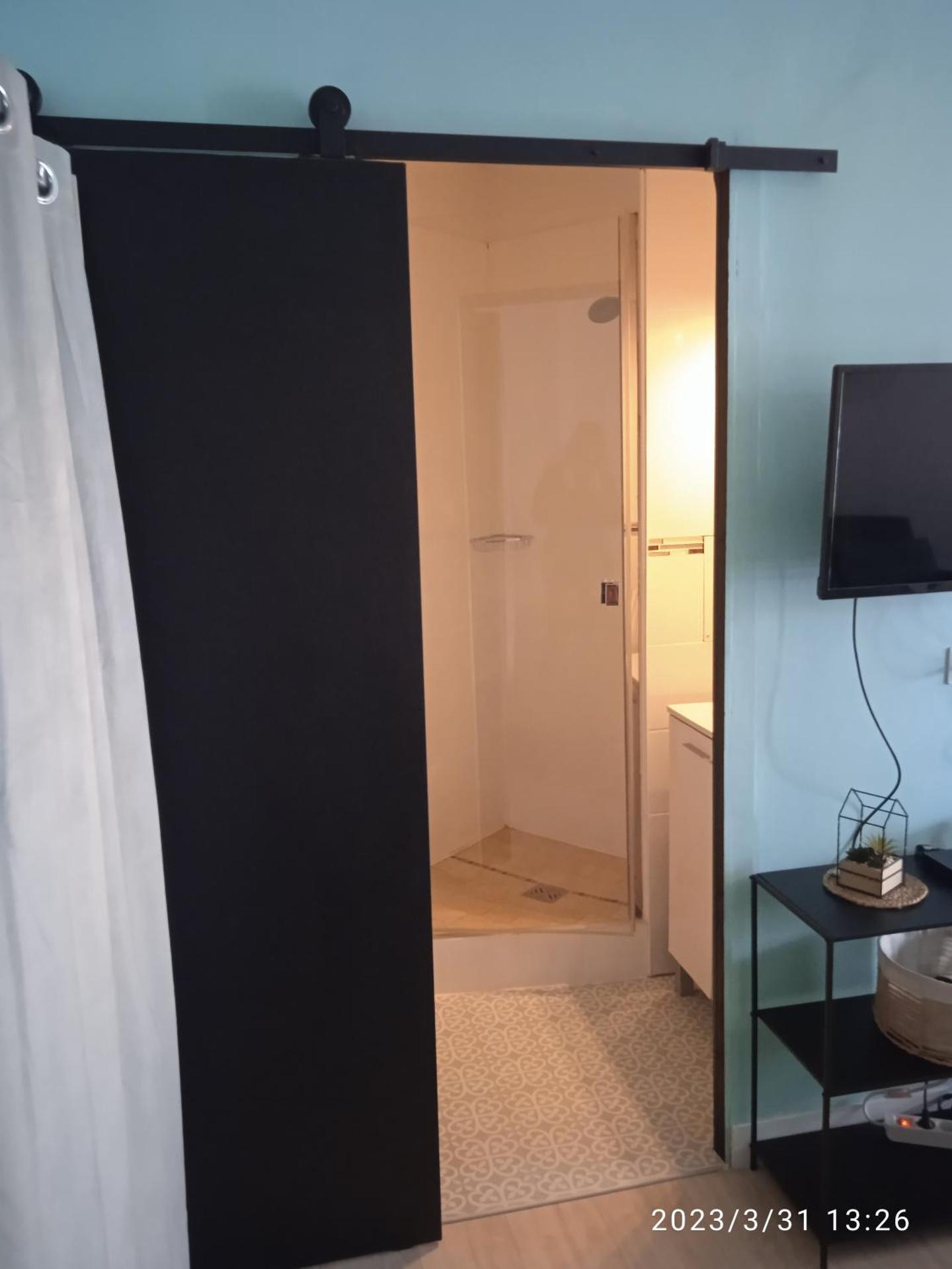 Studio plein centre face au lac, cave vélo