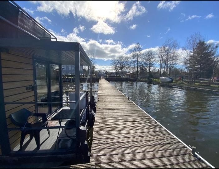 Unique Water Stay Tiny Hausboot für 2 Personen