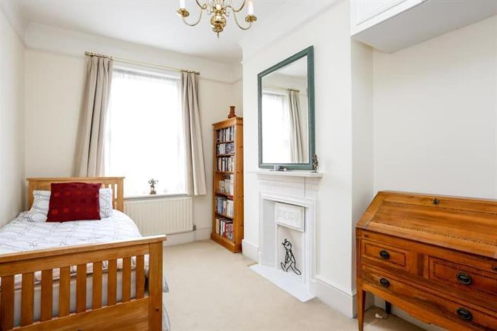 Large 3 bed flat in central Wimbledon
