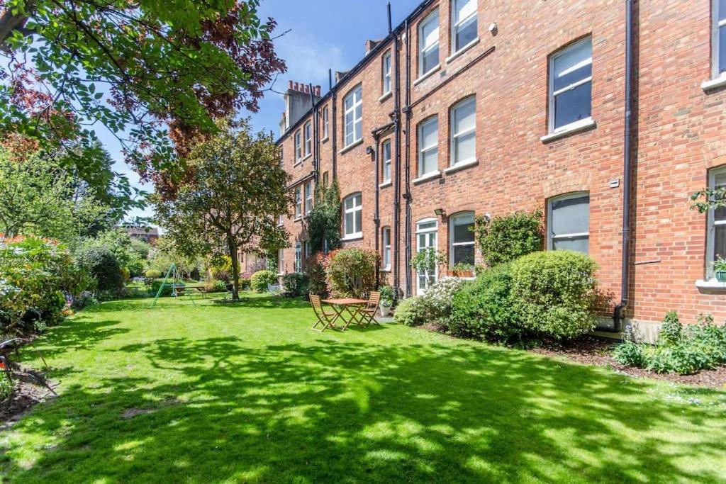 Large 3 bed flat in central Wimbledon