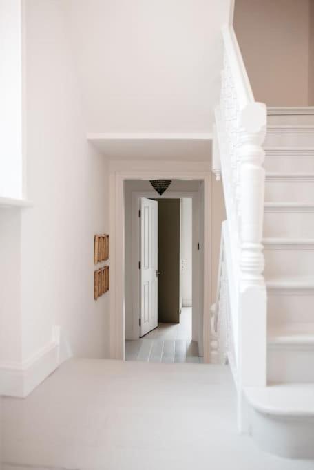 3 Bedroom House in Kew Gardens