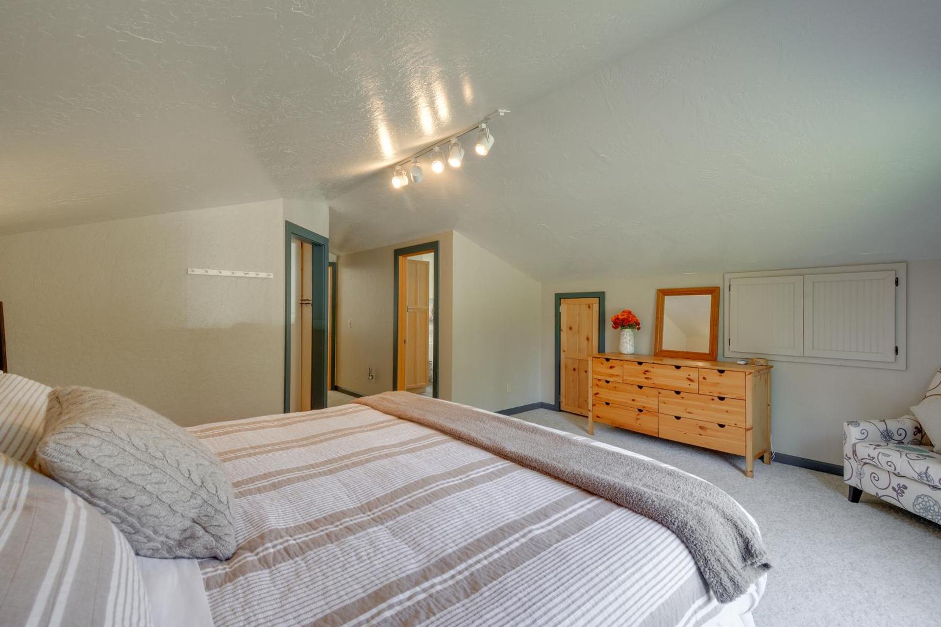 Peaceful Retreat on 10 Acres Less Than 7 Miles to La Push