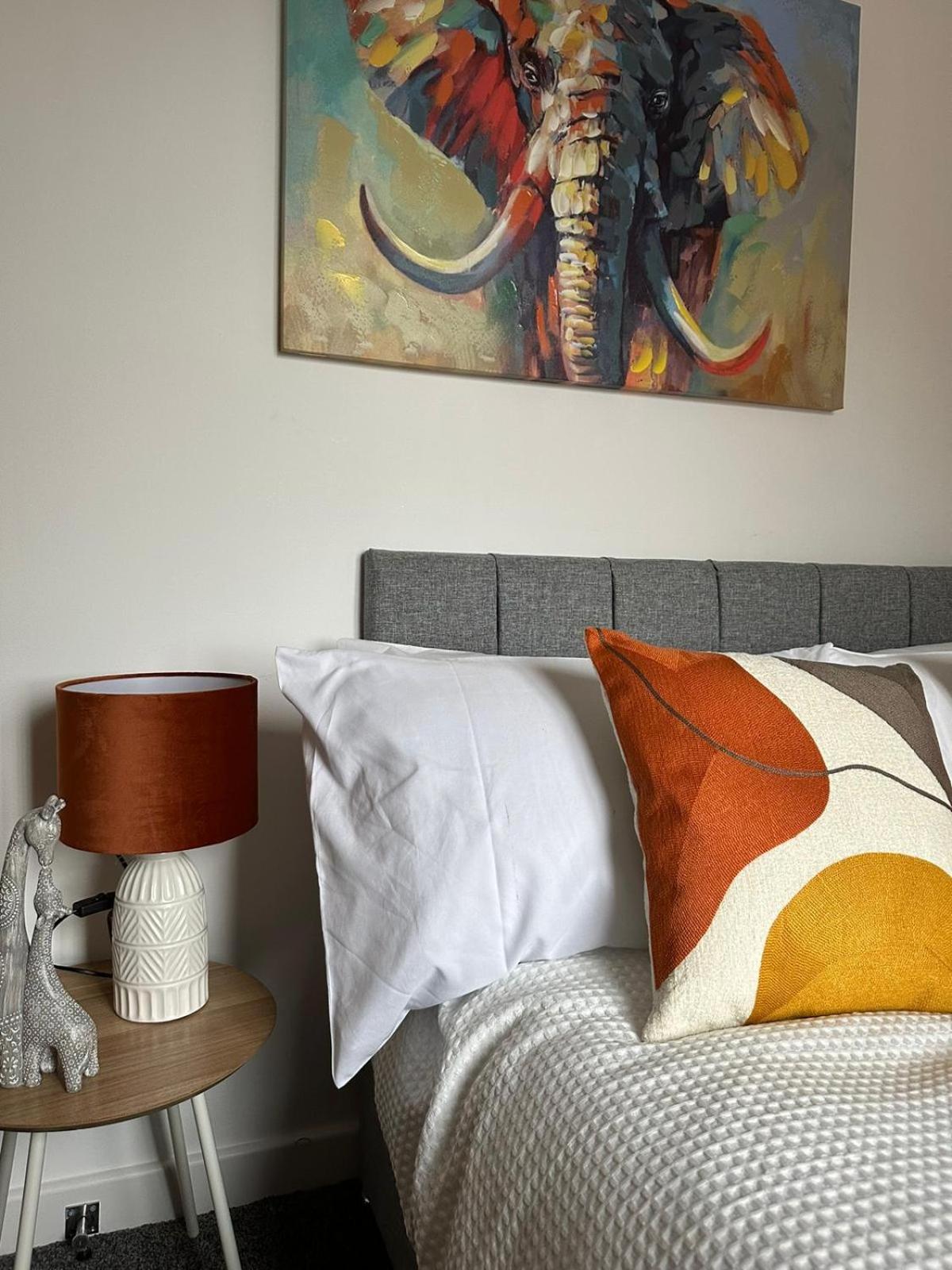 MODERN 2 BEDROOM 2 BATHROOM APARTMENT SLEEPS 4 IN WARRINGTON FOR WORK AND LEISURE WITH PRIVATE PARKING BY AMAZING SPACES RELOCATIONS Ltd