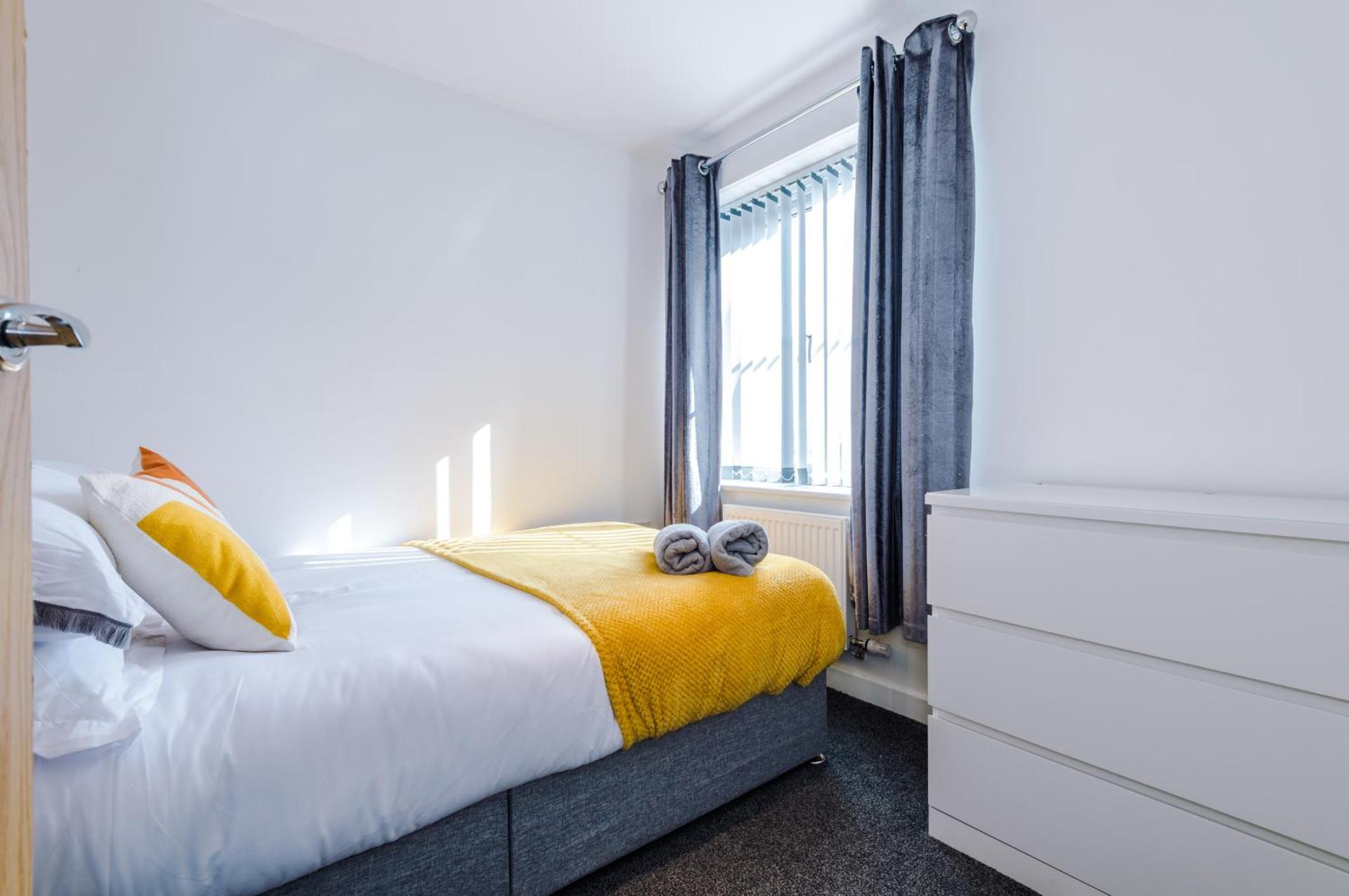 MODERN 2 BEDROOM 2 BATHROOM APARTMENT SLEEPS 4 IN WARRINGTON FOR WORK AND LEISURE WITH PRIVATE PARKING BY AMAZING SPACES RELOCATIONS Ltd