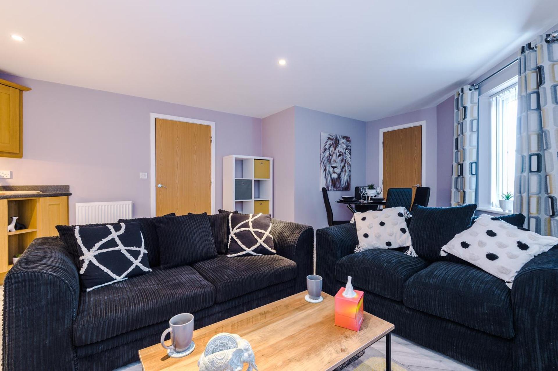 MODERN 2 BEDROOM 2 BATHROOM APARTMENT SLEEPS 4 IN WARRINGTON FOR WORK AND LEISURE WITH PRIVATE PARKING BY AMAZING SPACES RELOCATIONS Ltd