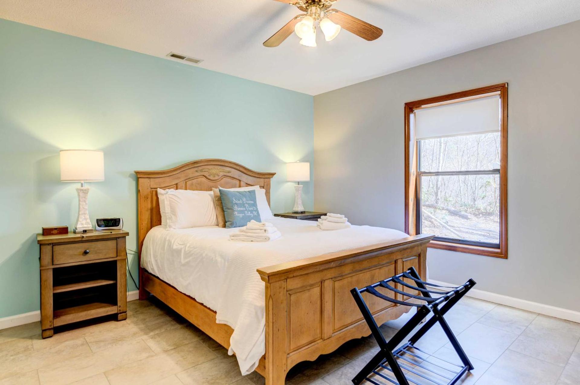 Stunning Maggie Valley Getaway with Decks, Fire Pit!