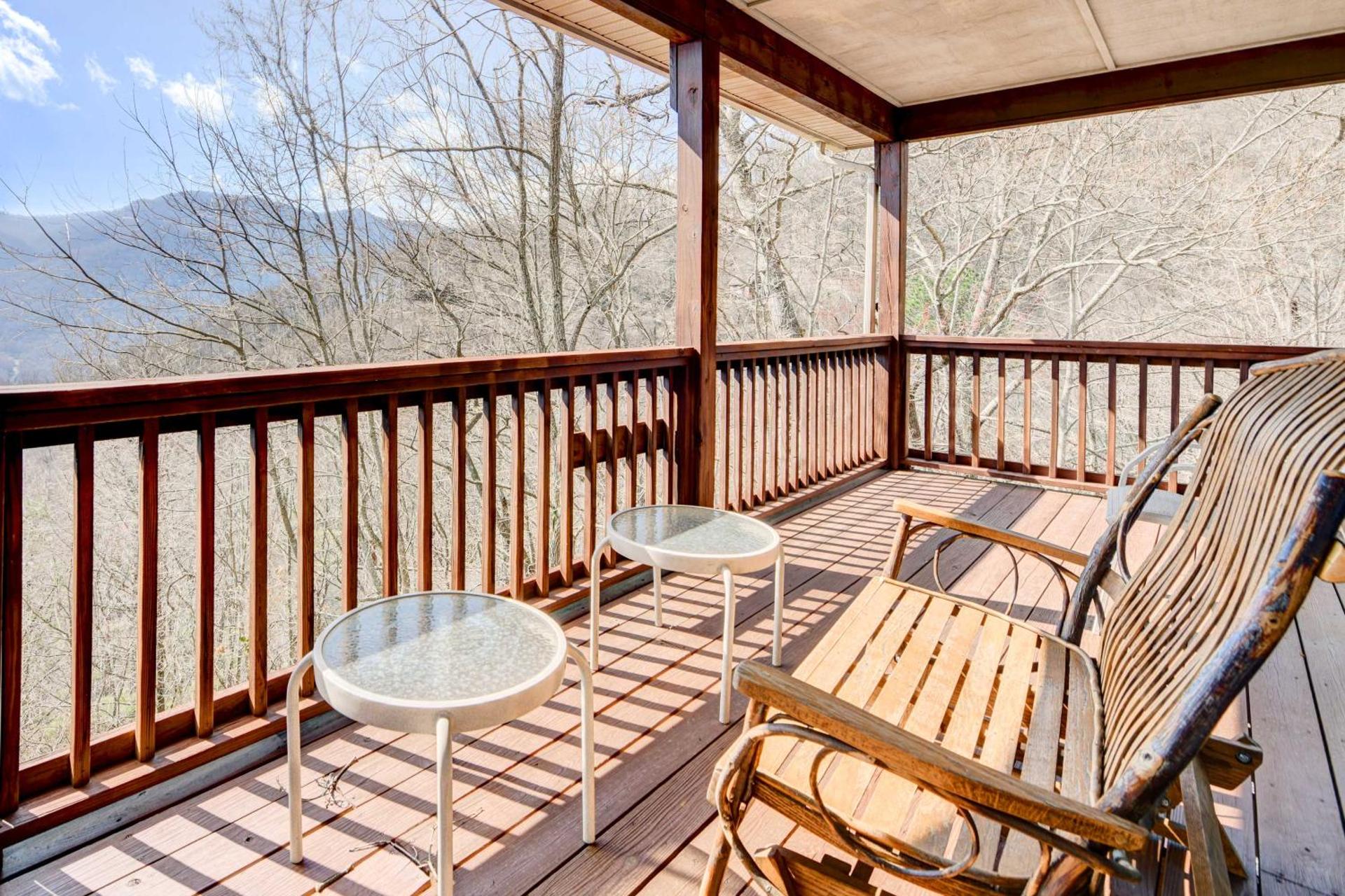 Stunning Maggie Valley Getaway with Decks, Fire Pit!