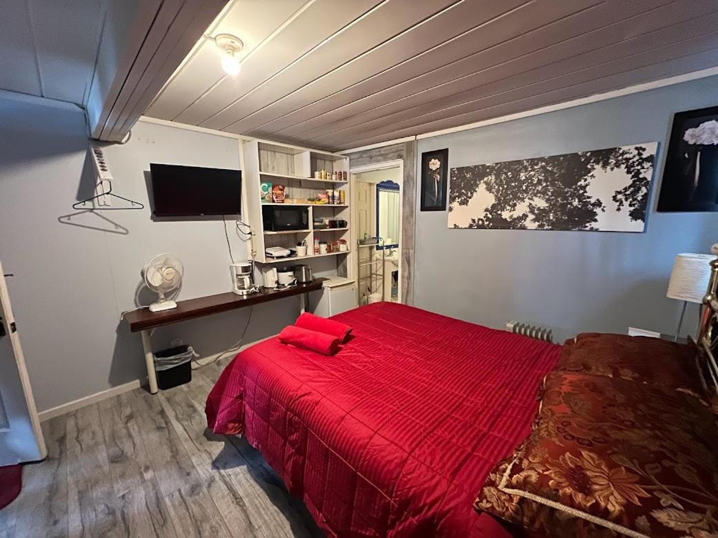 Guest Suite Private Retreat for 2 Guests With AC - 4 Units Available