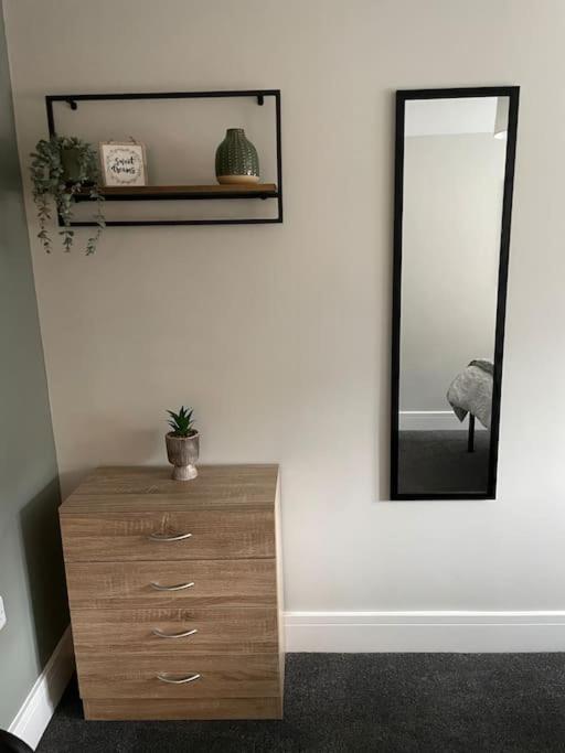 Cedar House by ShortStays4U A modern 2 bedroom house with free parking in the town centre!