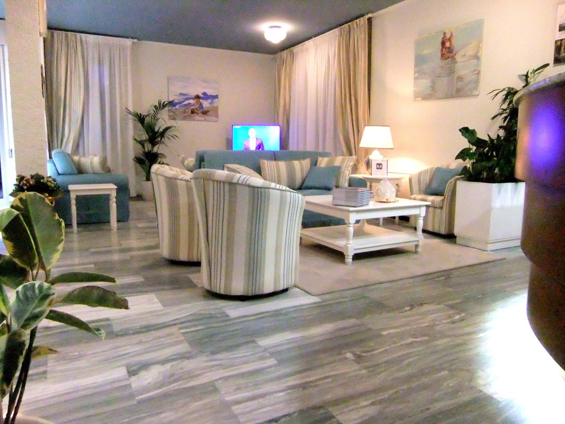 Communal lounge/ TV room