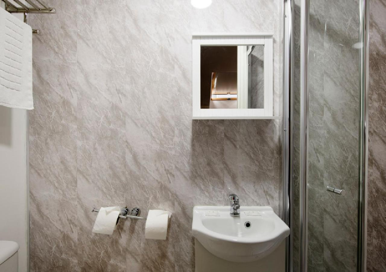 Camera Doppia con Letti Singoli con Bagno Privato 