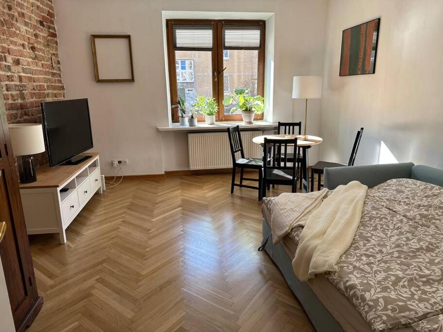 Stary Mokotów, z ogródkiem