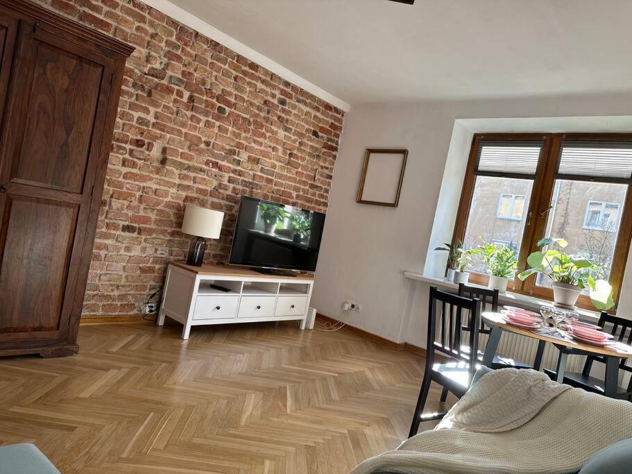 Stary Mokotów, z ogródkiem