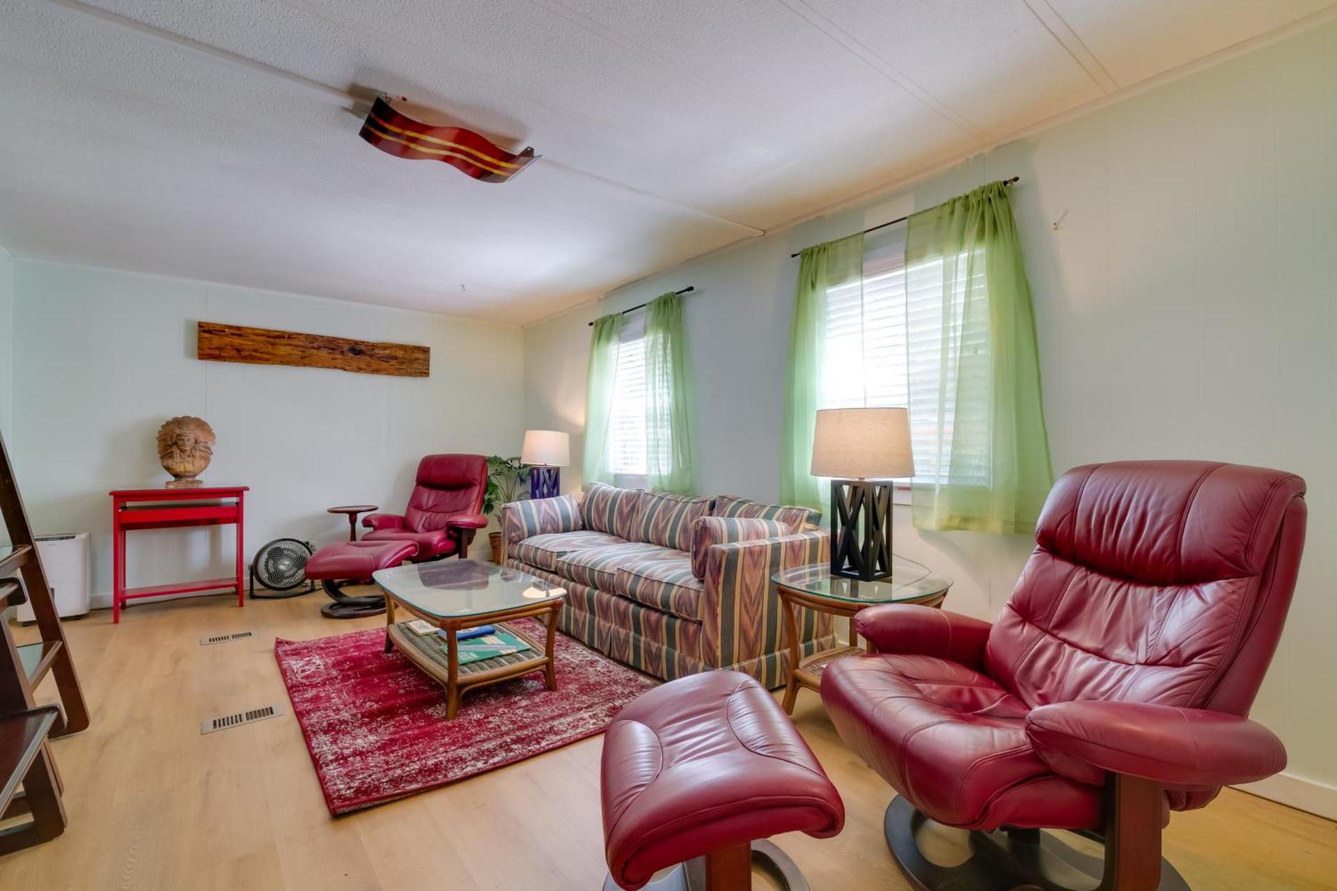 Fire Pit and Boat Dock Peaceful Dunnellon Cabin!