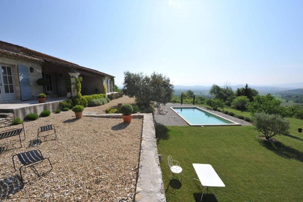 In Gordes, facing the entire Luberon Park a beautiful 5 bedrooms house