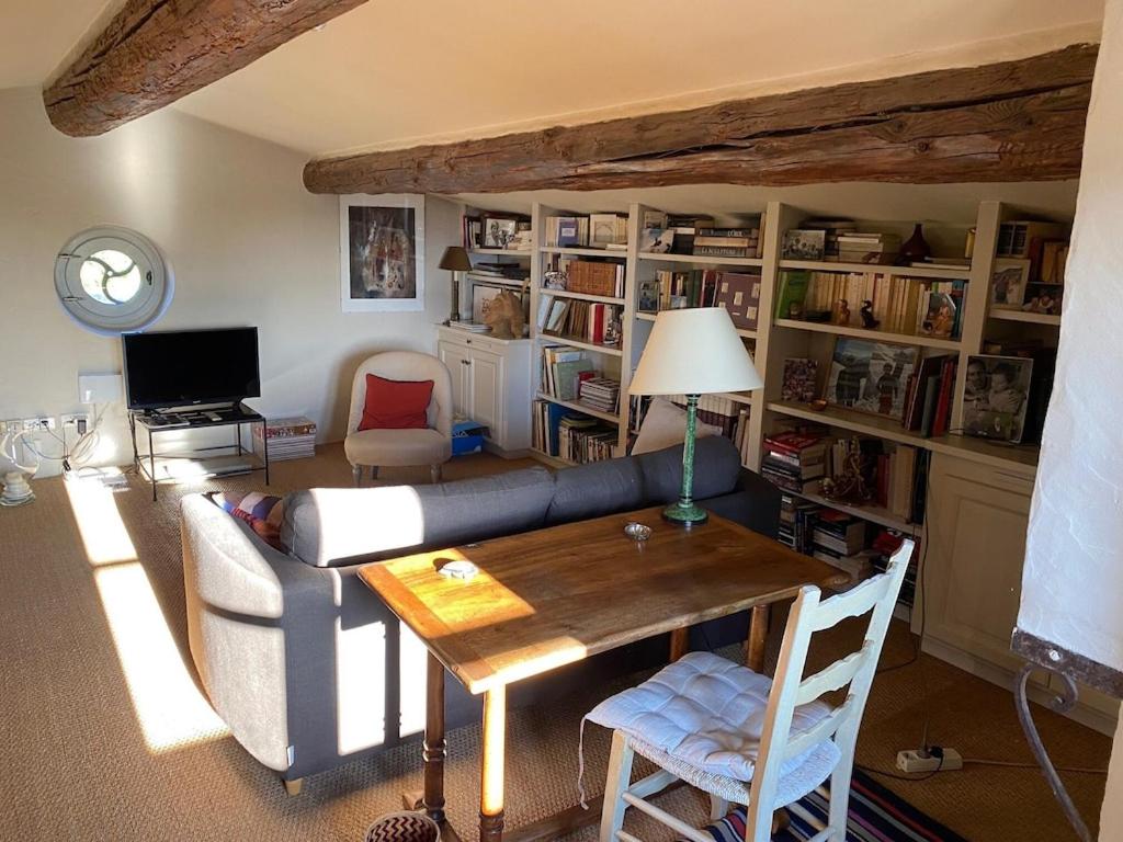 In Gordes, facing the entire Luberon Park a beautiful 5 bedrooms house