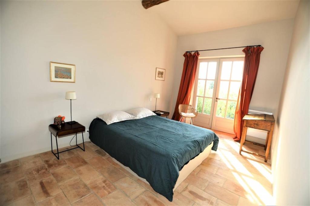 In Gordes, facing the entire Luberon Park a beautiful 5 bedrooms house