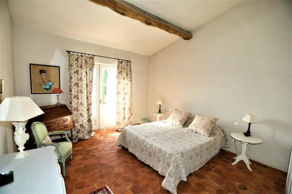 In Gordes, facing the entire Luberon Park a beautiful 5 bedrooms house