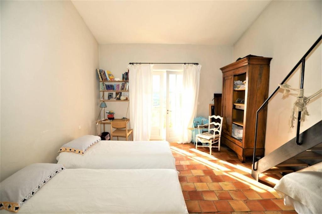 In Gordes, facing the entire Luberon Park a beautiful 5 bedrooms house