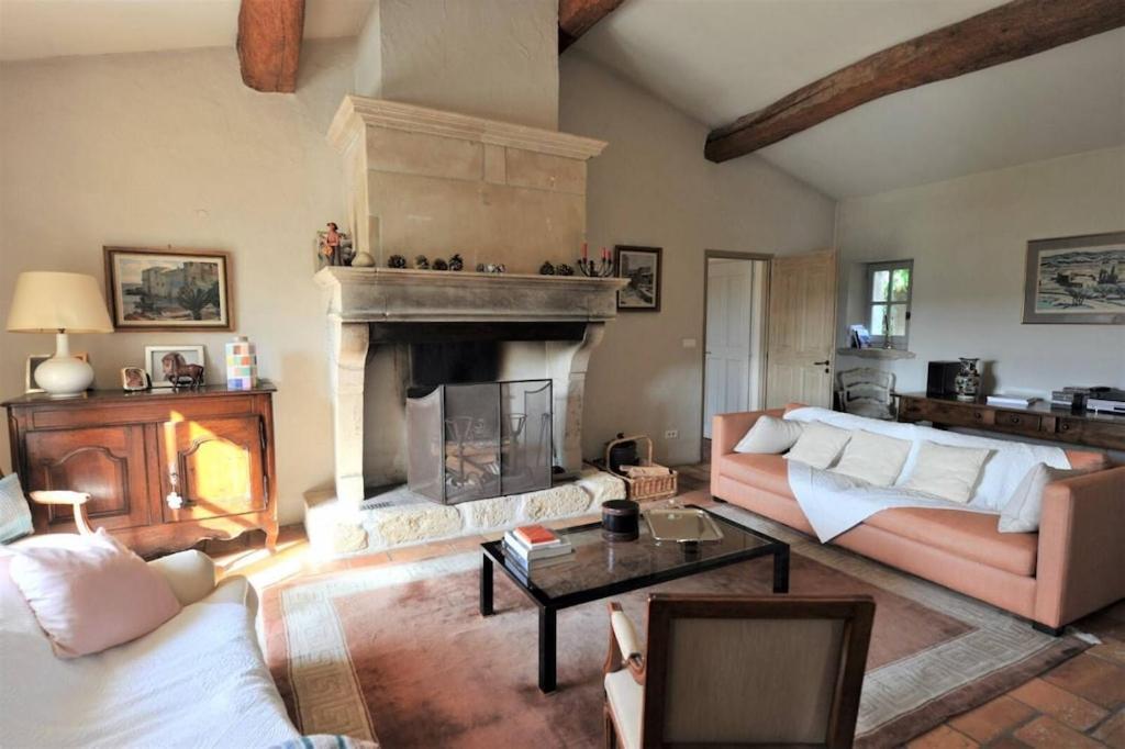 In Gordes, facing the entire Luberon Park a beautiful 5 bedrooms house