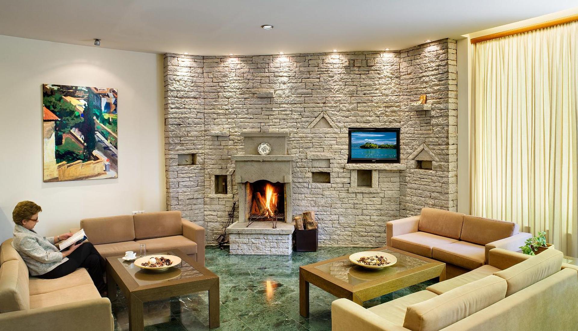 Communal lounge/ TV room