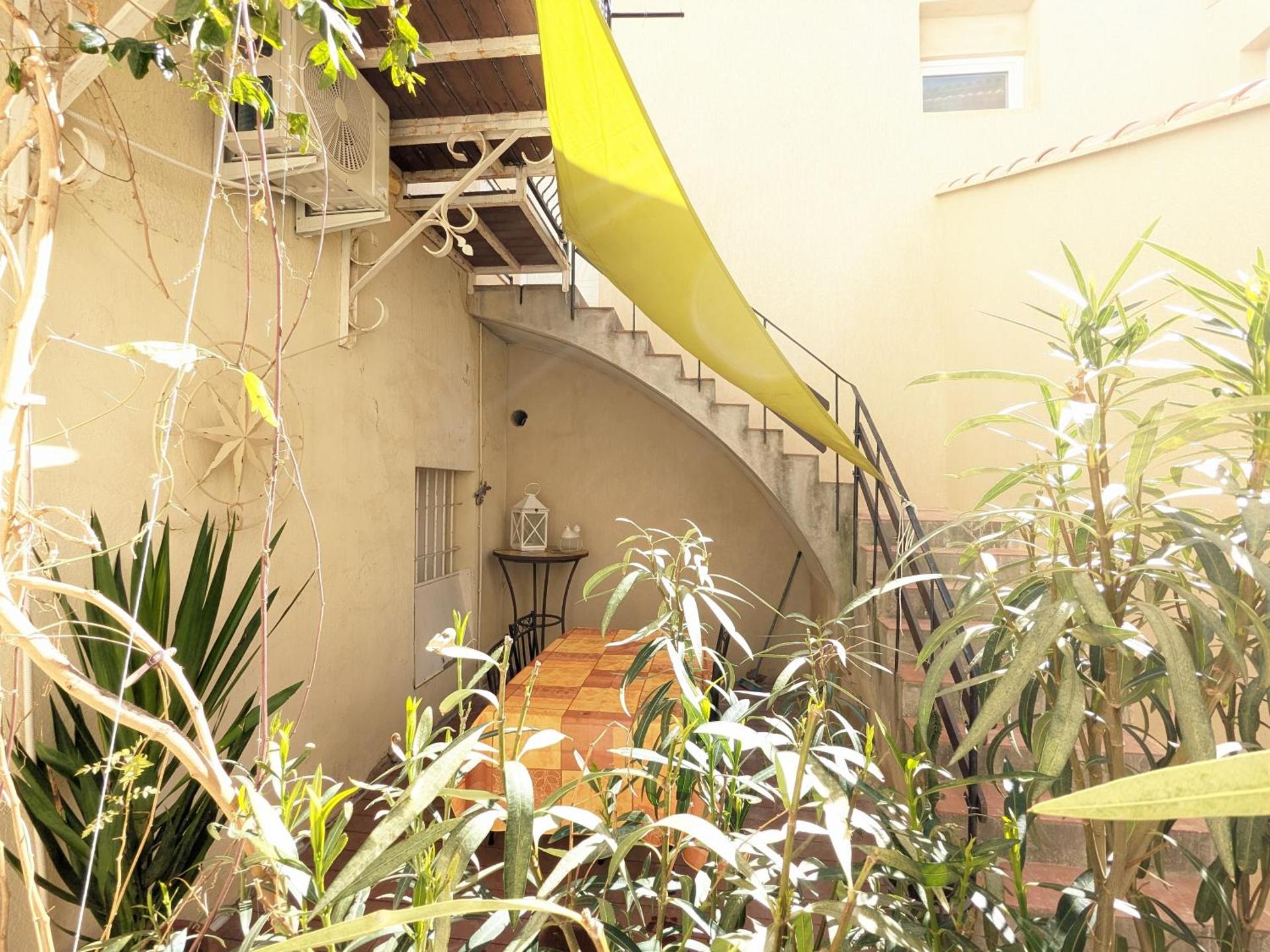 STUDIO CLIMATISE avec MEZZANINE au calme avec terrasse et parking idéalement situé pour tout faire à pied !