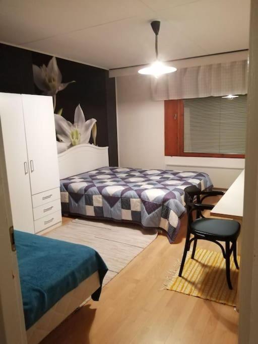 Tilava kahden makuuhuoneen asunto pihalla