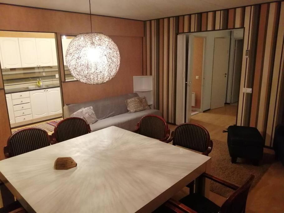 Tilava kahden makuuhuoneen asunto pihalla