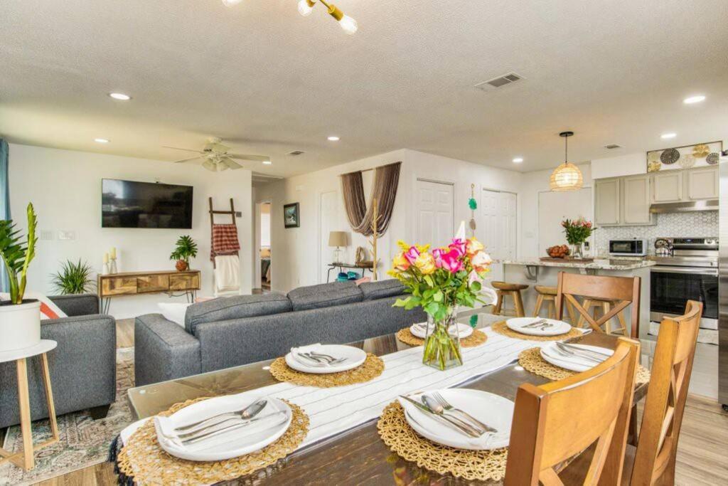 Woodsy Retreat, steps to Bay - Hot tub!