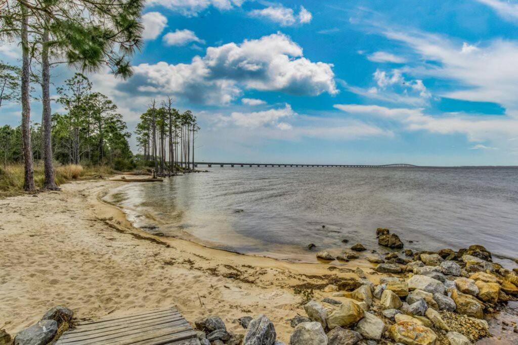 Woodsy Retreat, steps to Bay - Hot tub!