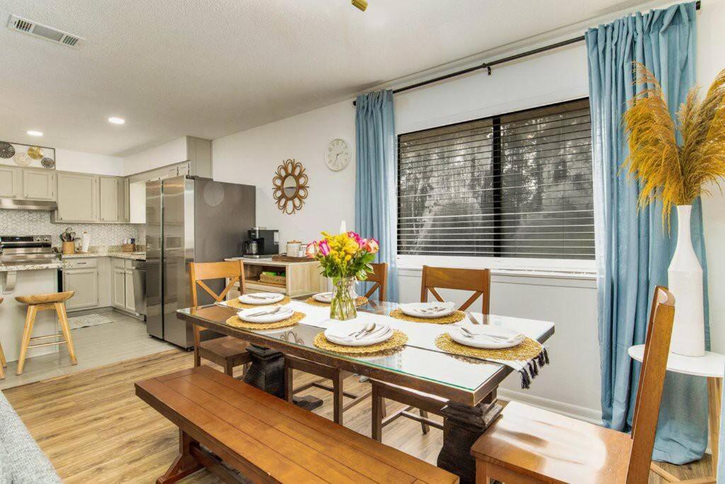 Woodsy Retreat, steps to Bay - Hot tub!