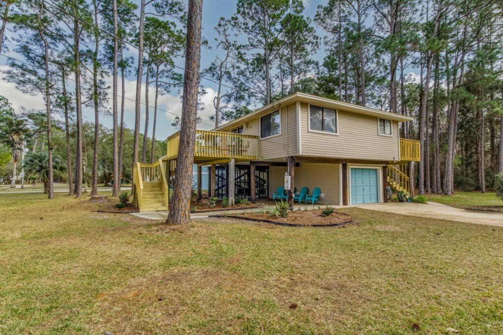 Woodsy Retreat, steps to Bay - Hot tub!