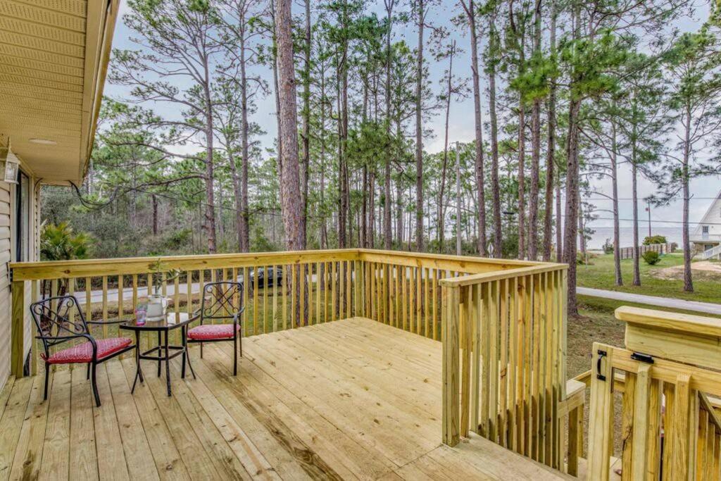 Woodsy Retreat, steps to Bay - Hot tub!