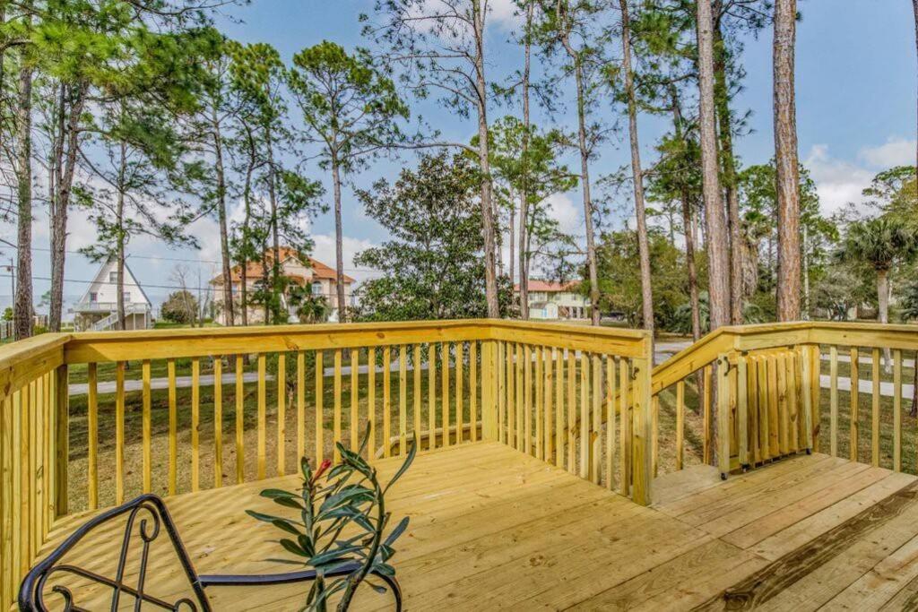 Woodsy Retreat, steps to Bay - Hot tub!