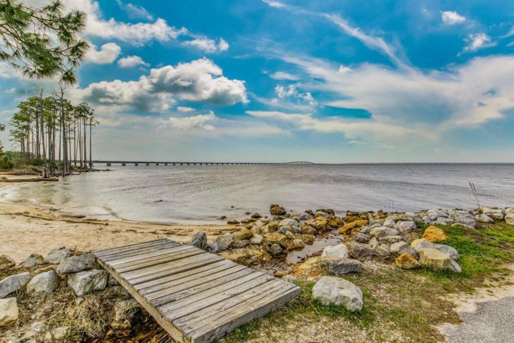 Woodsy Retreat, steps to Bay - Hot tub!