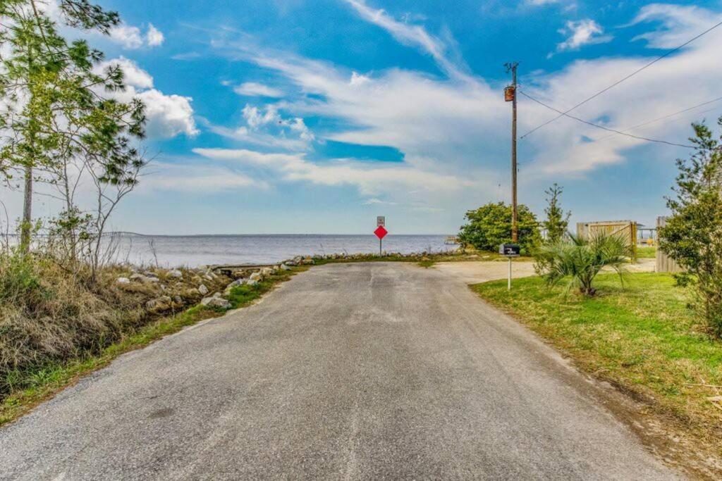 Woodsy Retreat, steps to Bay - Hot tub!